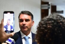‘É uma decisão exótica’, diz Flávio Bolsonaro após Moraes autorizar prisão domiciliar de seu pai