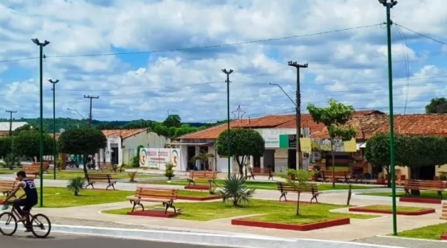 Prefeito do PT pinta prédios e praças de vermelho em cidade do Piauí e terá de pagar repintura Prefeito do PT pinta prédios e praças de vermelho em cidade do Piauí e terá de pagar repintura