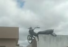 Nas alturas: Motocicleta vai parar em cima de muro de Delegacia em Cabrobó (PE)