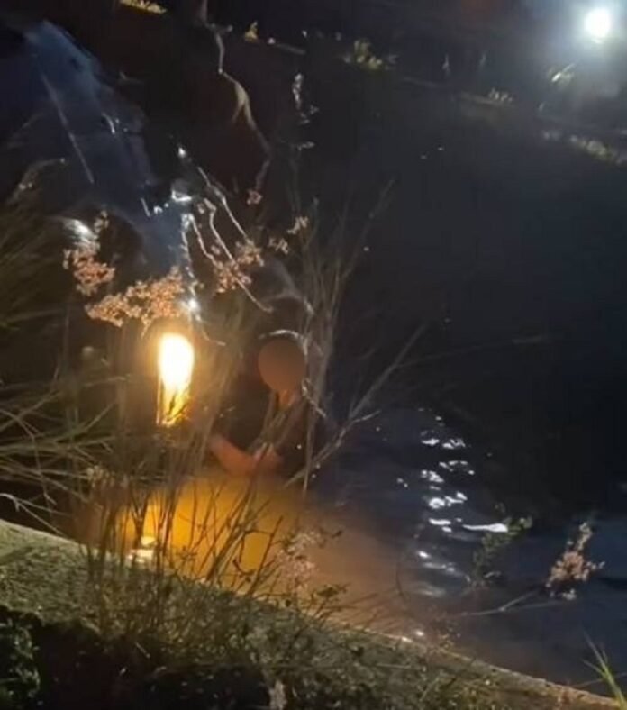 00carro-cai-em-canal