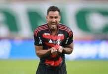 Com gol de Danilo, Flamengo vence o Palmeiras e é tetracampeão da Libertadores