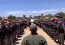 Policial que atirou na namorada é sepultado com homenagem de colegas de farda, em Belém do São Francisco (PE)