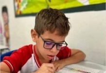 Criança de 9 anos morre eletrocutada após tocar em decoração natalina de praça na Bahia