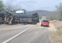 Caminhão carregado de soja capota na BR-232 em Serra Talhada (PE)