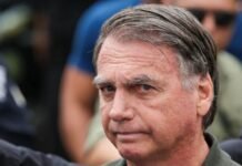 Polícia Federal fornece protetor auricular a Bolsonaro para abafar ruído de ar-condicionado; Carlos critica