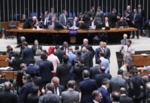 Câmara dos Deputados aprova projeto que reduz penas de Bolsonaro e condenados pelo 8 de janeiro