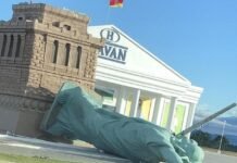 Estátua da Liberdade da Havan cai em Porto Alegre (RS) após rajadas de vento fortes