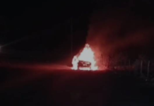 Carro pega fogo e fica totalmente destruído em Juazeiro (BA)