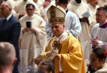 Em sua primeira Missa do Galo, Papa Leão XIV defende pobres, estrangeiros e crianças