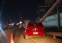 Juazeiro (BA): Carro colide em poste e provoca falta de energia em vários pontos da cidade; veja o vídeo
