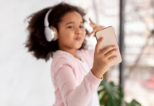 União Europeia considera proibir o acesso de menores às redes sociais