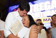 Após 50 anos de espera, famílias do José e Maria recebem escrituras definitivas das mãos do prefeito Simão