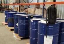 Às vésperas do carnaval, Polícia Federal apreende 3 toneladas de produto usado para fazer lança-perfume em Jaboatão dos Guararapes (PE)