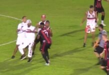 Torcedores invadem o gramado e brigam com jogadores durante Campeonato Maranhense