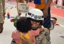 Criança abraça policiais militares durante Carnaval de Salvador (BA) e cena comove internautas