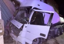 Caminhão que transportava óleo vegetal bate em comércio em Serra Talhada (PE)