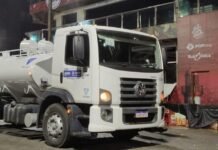 Estudante morre atropelada ao tentar subir em caminhão de limpeza em circuito de carnaval em Salvador