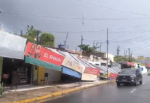 Fachadas de barracas na Rua Joaquim Nabuco em Petrolina (PE) desabam após forte ventania
