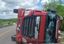 Carreta com destino a João Pessoa (PB) tomba na BR-232 em Serra Talhada (PE)