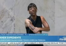 Deputada da Alesp faz ‘blackface’ durante discurso para protestar contra Erika Hilton