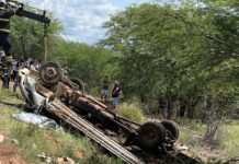 Motorista morre após caminhão tombar na BA-210, em Maniçoba, zona rural de Juazeiro (BA)