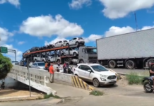 Mais um caminhão-cegonha fica preso na descida da Ponte Presidente Dutra nesta quarta (11)