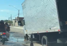 Caminhão cai em cratera na Avenida Nordeste no bairro José e Maria em Petrolina (PE); veja o vídeo