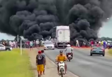 Moradores de Nova Fátima (BA) bloqueiam trecho da BR-324 em protesto por morte de cinco jovens