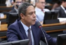 Projeto prevê salário mínimo para estagiários e cria sistema de cotas