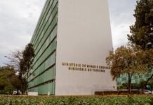 Governo pede à Aneel adiamento de reajustes de energia em março