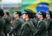 Primeira turma de combatentes mulheres do Exército Brasileiro se forma em Salvador (BA)