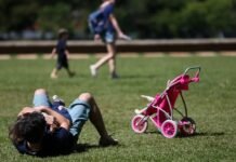 Licença-paternidade de até 20 dias é aprovada no Senado
