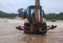 Curaçá (BA): Durante temporal, mulher usa retroescavadeira para atravessar rio e ir até hospital fazer hemodiálise