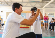 Simão Durando entrega abafadores de ruído para alunos com TEA em Petrolina (PE)