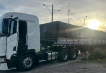 PRF flagra transporte irregular de madeira e apreende carga na BR-232, em Sertânia (PE)