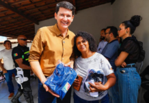“Agora tem até casaco”, diz mãe ao agradecer a Simão Durando por kit escolar em Petrolina (PE)