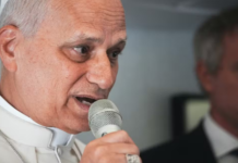 Papa Leão diz que vai manter bênçãos a casais do mesmo sexo, mas descarta casamento formal na Igreja