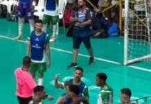 “Isso não é só futebol, isso é empatia pelo próximo”, jogador para lance após adversário se machucar