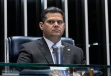 Davi Alcolumbre promulga lei que reduz pena de Bolsonaro após Lula deixar prazo expirar