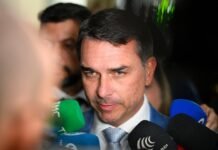 Flávio Bolsonaro admite encontro com Vorcaro após prisão do banqueiro