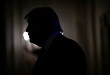 Suspeito de tentar assassinar Trump durante jantar de imprensa se declara inocente