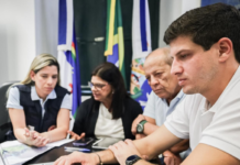 João Campos reúne prefeitos e anuncia que vai pedir a Lula recursos para projetos de prevenção às chuvas em Pernambuco