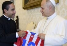 Papa Leão XIV é presenteado com camisa oficial do Náutico no Vaticano