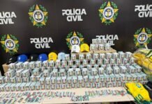 Polícia apreende 200 mil figurinhas da Copa do Mundo falsificadas no Rio de Janeiro