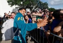 Seleção brasileira chega em Houston para duelo dos 16 avos da Copa
