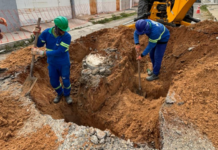 Compesa responde moradores do bairro Rio Corrente que tiraram dinheiro do próprio bolso para desobstruir boca de lobo