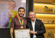 Jogador Petros recebe Título de Cidadão Petrolinense e Medalha de Honra ao Mérito Legislativo Dom Malan
