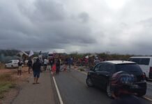 Protesto por pavimentação em rodovia bloqueia BR 428 em Santa Maria da Boa Vista (PE)