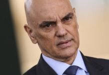 Alexandre de Moraes suspende visitas de Flávio a seu pai Jair Bolsonaro na prisão domiciliar