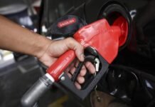 Com nova alta mundial do petróleo, governo mantém desconto na gasolina